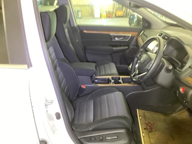 �^�]�Ȃ́A�傫�ȍ��ʂƕ�ݍ��ނ悤�Ȕw�����ꂪ�h���C�o�[�̐g�̑S�̂���������x���܂��B�㎿�ȃV�[�g�f�ނƍ���S�n�̂悢�N�b�V�������̗p���A�����Ԃ̉^�]��R�[�i�[�̑����������K�ł��B