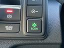 ECONスイッチ操作でエンジンやミッション、エアコンなどを総合的に制御、燃費をよくするようクルマが頑張ります。