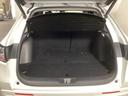 トランクの広さは、どうです、たくさんの荷物が積めますよ。トノカバー付き。荷室のプライバシーを守ってくれます。見た目もスッキリ、防犯性も高まります。
