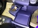 【ドリンクホルダー】と、さまざまな使い方のできる【スライドセンタートレー】運転席からも助手席からも自在に使えます。