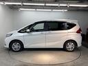 狭い駐車場でも、スライドドアならチャイルドシートへのお子さまの乗降や荷物の積載もスムーズ。とても便利な【両側電動スライドドア】ドアハンドを少し引くだけでリアドアが自動開閉します。