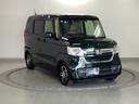 狭い駐車場でも、スライドドアならチャイルドシートへのお子さまの乗降や荷物の積載もスムーズ。とても便利な【助手席側。電動スライドドア】ドアハンドを少し引くだけでリアドアが自動開閉します。