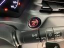 【ENGINE START/STOP】スマートキーをポケットやバッグに入れたままで、キーを差し込むことなくボタンを押すだけでエンジンが始動します。