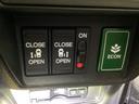 【電動スライドドア】隣の車との距離が近い駐車場でも、ぶつける心配をせずスムーズに開閉。限られたスペースを賢く使う、暮らしに寄り添った設計が魅力です。