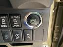 【ＥＮＧＩＮＥ　ＳＴＡＲＴ／ＳＴＯＰ】スマートキーをポケットやバッグに入れたままで、キーを差し込むことなくボタンを押すだけでエンジンが始動します。