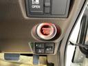 【ENGINE START/STOP】スマートキーをポケットやバッグに入れたままで、キーを差し込むことなくボタンを押すだけでエンジンが始動します。