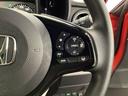【クルーズコントロール】設定した速度を自動で維持し、ドライバーの運転負荷を軽減する支援機能です。長距離走行時の疲労を抑えるだけでなく、速度の安定による燃費向上も期待できます。