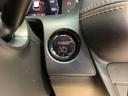 【ＥＮＧＩＮＥ　ＳＴＡＲＴ／ＳＴＯＰ】スマートキーをポケットやバッグに入れたままで、キーを差し込むことなくボタンを押すだけでエンジンが始動します。