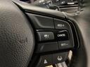 【クルーズコントロール】設定した速度を自動で維持し、ドライバーの運転負荷を軽減する支援機能です。長距離走行時の疲労を抑えるだけでなく、速度の安定による燃費向上も期待できます。