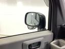 【サイドアンダーミラー】助手席側ドアミラーの下部についております。停車時・発進時などに車両左側の死角になった部分を確認するときに役立ちます。
