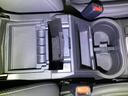 運転席からも助手席からも自由に使えるドリンクホルダー付。