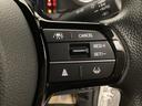 【クルーズコントロール】設定した速度を自動で維持し、ドライバーの運転負荷を軽減する支援機能です。長距離走行時の疲労を抑えるだけでなく、速度の安定による燃費向上も期待できます。