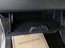 【グローブボックス】助手席の前にあるグローブボックスです。小物の収納に便利です。