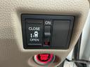 助手席側パワースライドドアです。リモコンや運転席のスイッチ操作で楽々自動開閉。