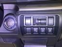 【ENGINE START/STOP】スマートキーをポケットやバッグに入れたままで、キーを差し込むことなくボタンを押すだけでエンジンが始動します。