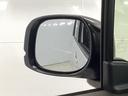 【電動格納ミラー】運転席にあるボタン一つで左右のミラーを畳めます。