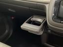 運転席からも助手席からも自由に使えるドリンクホルダーもついております。足元部分にはちょっとした小物を入れるのに便利な収納BOXもあります。