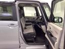 【ベンチシート】運転席と助手席の移動もスムーズ!狭い駐車場での乗り降りや、お子様の乗り降りにも便利です。座席の間にコンソールボックスやドリンクホルダーがないため、車内空間が広く感じます。
