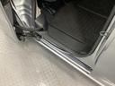 ホンダ車の低床ボディは乗りやすく、足元も広びろですよ。