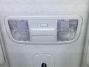 【フロントルームランプ】夜に車内で探し物をするときや、降りる前の荷物チェックに欠かせない光。パッと点灯して手元をしっかり照らしてくれます。