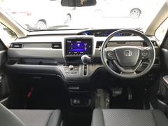 広びろとした視界が運転にゆとりを広げます。 2