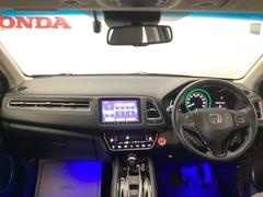 フロントガラスが大きく、ワイドな視界で運転もしやすくなるように設定されています。視認性のよいインパネ周りです。操作スイッチやカップホルダーも使いやすい位置に配置されています。 2