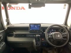 フロントガラスが大きく、ワイドな視界で運転もしやすくなるように設定されています。視認性のよいインパネ周りです。操作スイッチやカップホルダーも使いやすい位置に配置されています。 2