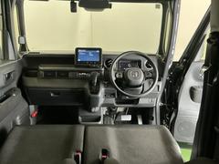 ドライバーを中心に自然に手が届く位置にＡＴセレクトレバーやエアコン、様々な操作スイッチなどを配置、操作性に優れています 2