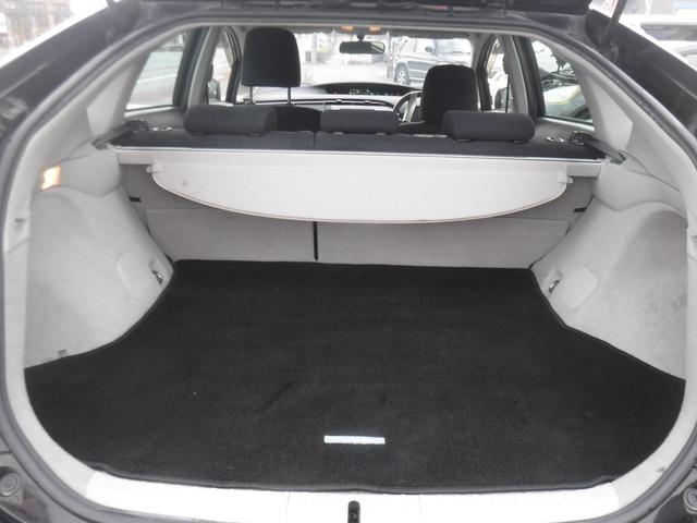 プリウス Ｓ　後期・純正ＳＤナビ・Ｂカメラ・１セグＴＶ・ＣＤ録音・ＤＶＤ再生・ＭＰ３・Ｂｌｕｅｔｏｏｔｈ・オートＬＥＤヘッド・ＥＴＣ・スマートキー・電格ウインカーミラー・１６ＡＷ・Ｐスタート・ＡＢＳ・整備点検記録簿（35枚目）