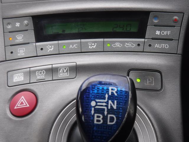 プリウス Ｓ　後期・純正ＳＤナビ・Ｂカメラ・１セグＴＶ・ＣＤ録音・ＤＶＤ再生・ＭＰ３・Ｂｌｕｅｔｏｏｔｈ・オートＬＥＤヘッド・ＥＴＣ・スマートキー・電格ウインカーミラー・１６ＡＷ・Ｐスタート・ＡＢＳ・整備点検記録簿（65枚目）