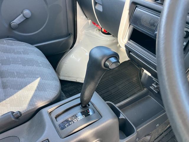 キャリイトラック KCエアコン・パワステ 4WD オートマ エアコン パワステ 3方開 荷台ゴムマット FM/AMラジオ ヘッドライトレベライザー 車検R9年12月22日まで(23枚目)