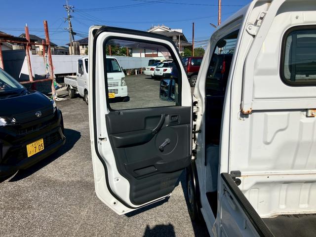 キャリイトラック KCエアコン・パワステ 4WD オートマ エアコン パワステ 3方開 荷台ゴムマット FM/AMラジオ ヘッドライトレベライザー 車検R9年12月22日まで(30枚目)