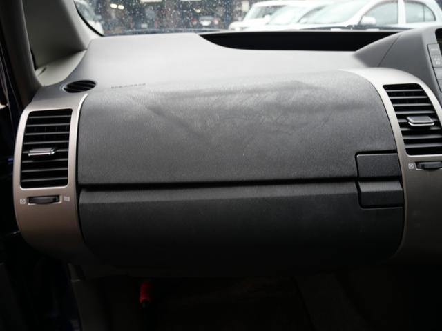 プリウス Ｓ　ナビ　バックモニター　スマートキー　プッシュスタート　ＥＴＣ　ＣＤ　ＭＤ　記録簿　電動格納ミラー　パワーウィンドウ　パワーステアリング（19枚目）