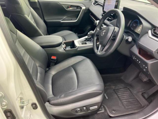ＲＡＶ４ ４ＷＤ　Ｇ　ＴＲＤエアロ／保証書／ディスプレイオーディオ＋ナビ１０．５インチ／トヨタセーフティセンス／シートエアコン／パノラミックビューモニター／車線逸脱防止支援システム／シート　合皮／電動バックドア　フルエアロ（4枚目）