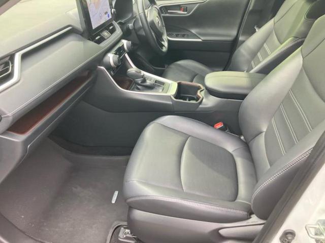 ＲＡＶ４ ４ＷＤ　Ｇ　ＴＲＤエアロ／保証書／ディスプレイオーディオ＋ナビ１０．５インチ／トヨタセーフティセンス／シートエアコン／パノラミックビューモニター／車線逸脱防止支援システム／シート　合皮／電動バックドア　フルエアロ（6枚目）