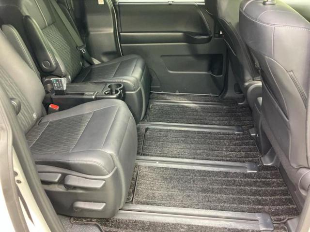 ノア ハイブリッドＳ－Ｚ　保証書／純正　１０インチ　ＳＤナビ／フリップダウンモニター／衝突安全装置／両側電動スライドドア／シートヒーター／車線逸脱防止支援システム／シート　ハーフレザー／電動バックドア／ヘッドランプ　ＬＥＤ（5枚目）