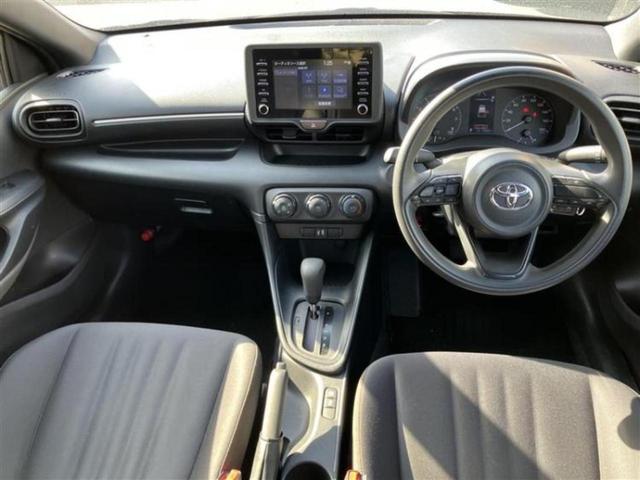 ヤリス Ｘ　ディスプレイオーディオ＋ナビ／衝突安全装置／車線逸脱防止支援システム／Ｂｌｕｅｔｏｏｔｈ接続／ＥＴＣ／ＥＢＤ付ＡＢＳ／バックモニター／エアバッグ　運転席／エアバッグ　助手席／パワーウインドウ（4枚目）
