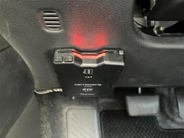 ヤリス Ｘ　ディスプレイオーディオ＋ナビ／衝突安全装置／車線逸脱防止支援システム／Ｂｌｕｅｔｏｏｔｈ接続／ＥＴＣ／ＥＢＤ付ＡＢＳ／バックモニター／エアバッグ　運転席／エアバッグ　助手席／パワーウインドウ（16枚目）