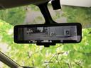 後方確認をサポートするミラー一体型ディスプレイ。運転の安全性を高める機能が、より安心なカーライフに貢献します。