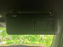 サンバイザーにはミラーが内蔵されており、眩しさを軽減し、安全な運転をサポートします。明るい日差しの日でも、快適な視界を確保できます。