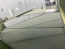 ルーフラインはシンプルで、空力性能にも配慮されています。車内空間を広く見せる効果も期待できます。日常の使い勝手を考慮した設計です。