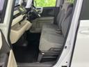 運転席からの視界は広く、運転操作もスムーズに行えます。快適なドライビングをサポートする、機能的な空間です。