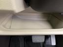 便利な収納スペースです。スマートフォンや小物を入れて、車内を整理整頓できます。ドライブ中のちょっとした収納に役立ちます。