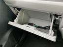 収納空間が設けられ、取り出しやすい場所に小物を置くことができます。頻繁に使うものを入れておけば、運転中のスマートな操作をサポートするでしょう。
