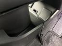 足元近くに収納スペースがあり、小物をまとめて置いておきたいときに重宝します。車内で手に取りたい品を整理しやすく、同乗者にも使いやすい配置がうれしいポイントです。