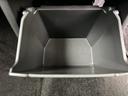 荷室内に小物をまとめて置ける、深さのある収納スペースを備えています。荷物の整理に役立ち、必要なものを分けて収めやすいので、日々のお出かけや買い物にも活用できます。