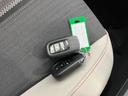 ボタンを備えたキーが２つそろい、車内での受け渡しや保管にも扱いやすい印象です。シート上に置かれた様子から、日常使いに欠かせない小物としての存在感も伝わります。