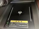機器を置ける平らなスペースがセンター部に備わり、乗車中の充電に活用できます。置く位置の目印もあり、手元で確認しやすい配置です。日々の移動で便利に使える装備です。