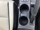 2つのカップホルダーで、運転手と同乗者それぞれのドリンクに対応可能です。手が届きやすい位置にあり、運転中の利便性を高めます。