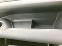 こちらも小物入れとして活用できるスペースです。運転席周りの整理に役立ちます。日常のちょっとしたものを置くのに便利ですね。